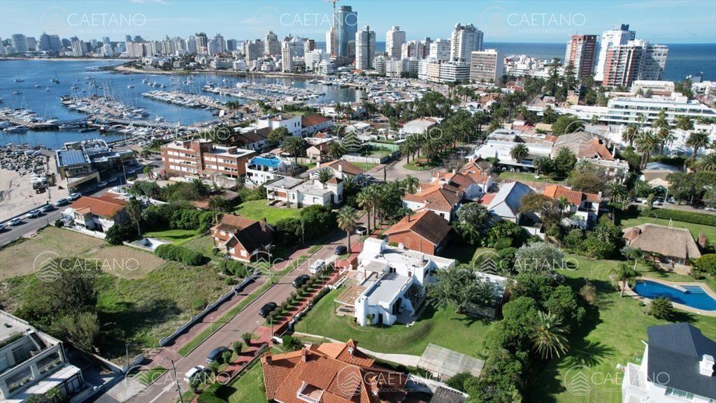 Chalet en venta con vista al mar en casco de la