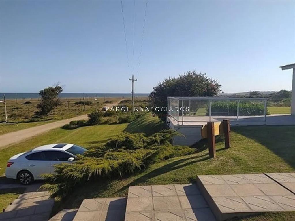 Excelente casa en venta frente al mar en Barra de