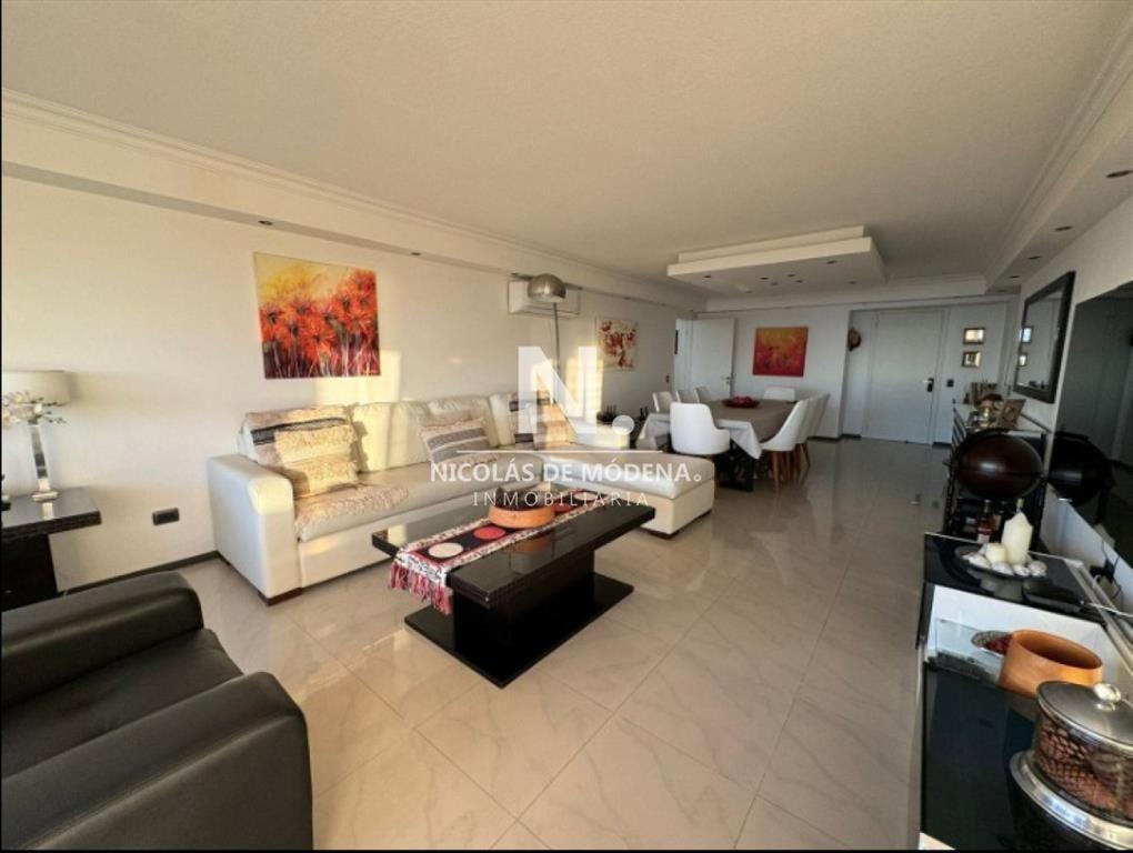 Oportunidad. Apartamento de 3 dormitorios , con ,