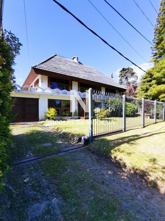 VENTA DE HERMOSA CASA EN BARRIO PINARES - 3 DORMITORIOS -