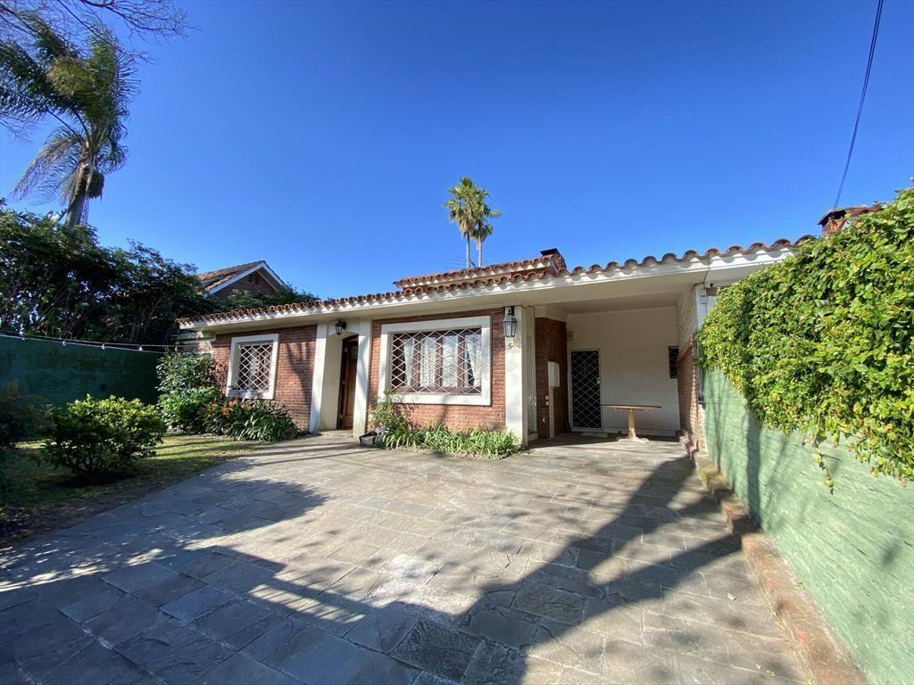 Venta de casa con 2 dormitorios en Carrasco a pasos de Aroce