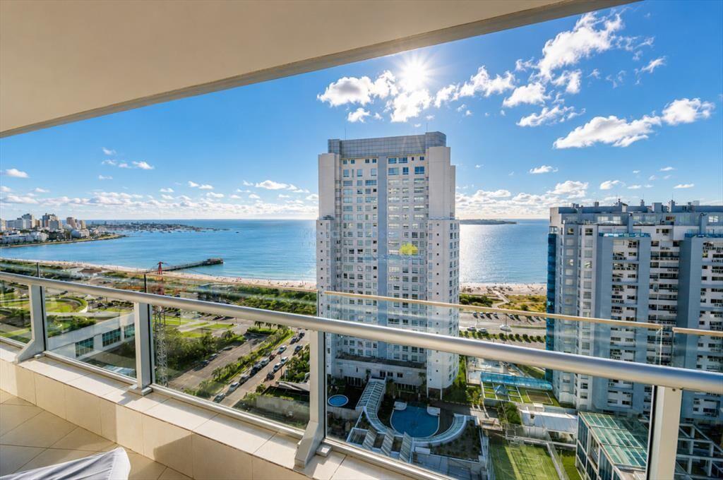Venta de apartamento de tres dormitorios más en