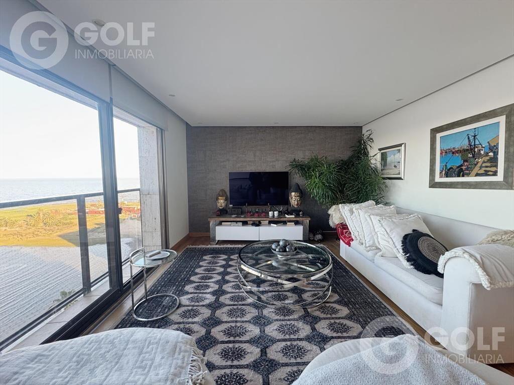 Venta de apartamento DUPLEX sobre Rambla Gandhi con vista a