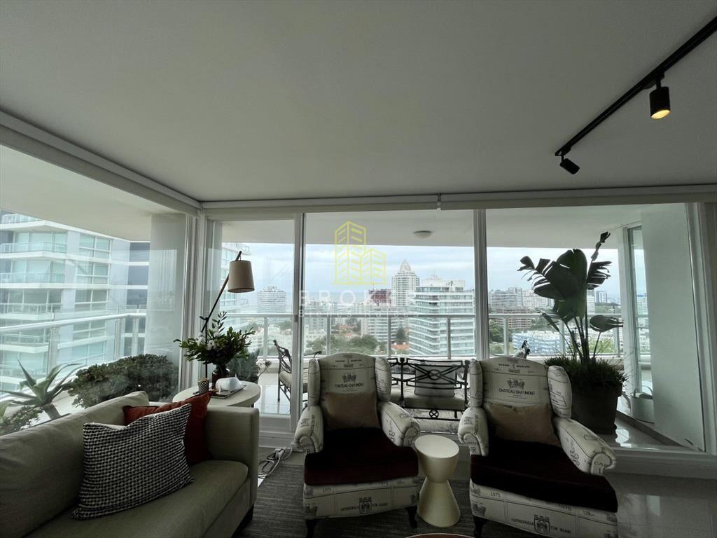 Venta Apartamento de 4 dormitorios a metros del