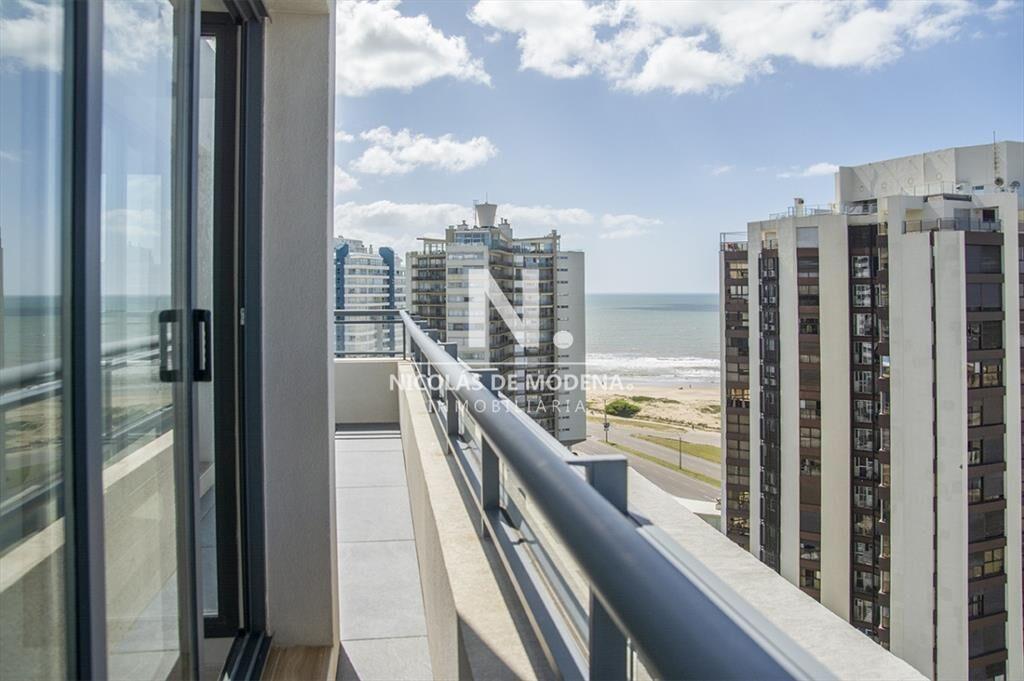 Torre moderna a pasos del mar, dpto de 2 piso