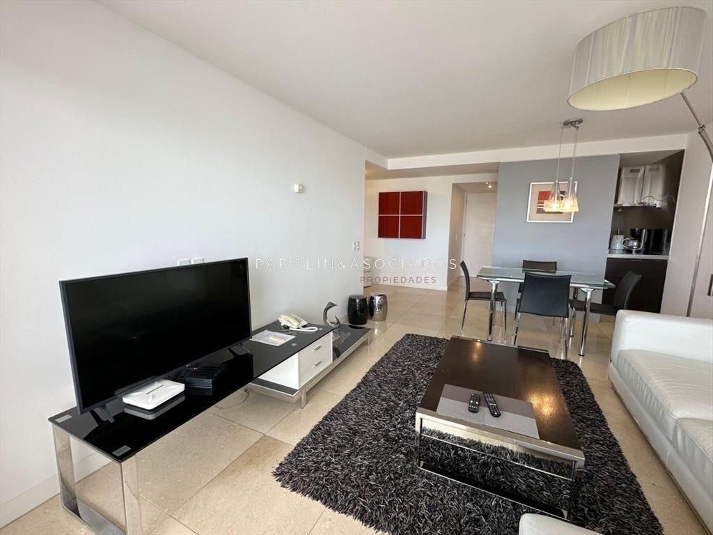 Apartamento de 1 dormitorio y medio en torre Yoo,