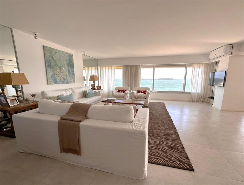 Hermoso apartamento en venta en edificio Punta
