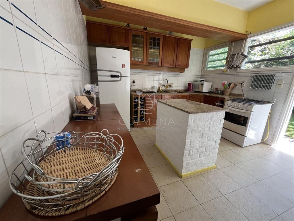 Casa en Playa Mansa, 5 dormitorios y 4 baños.