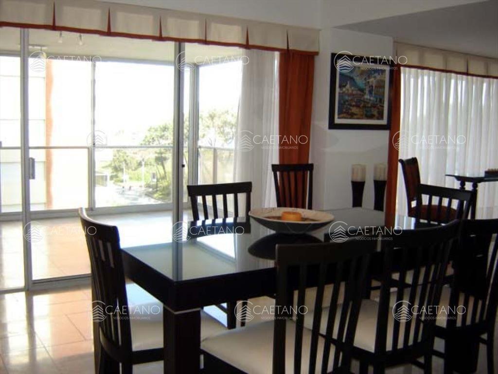 Venta apartamento 3 dormitorios más dependencia.