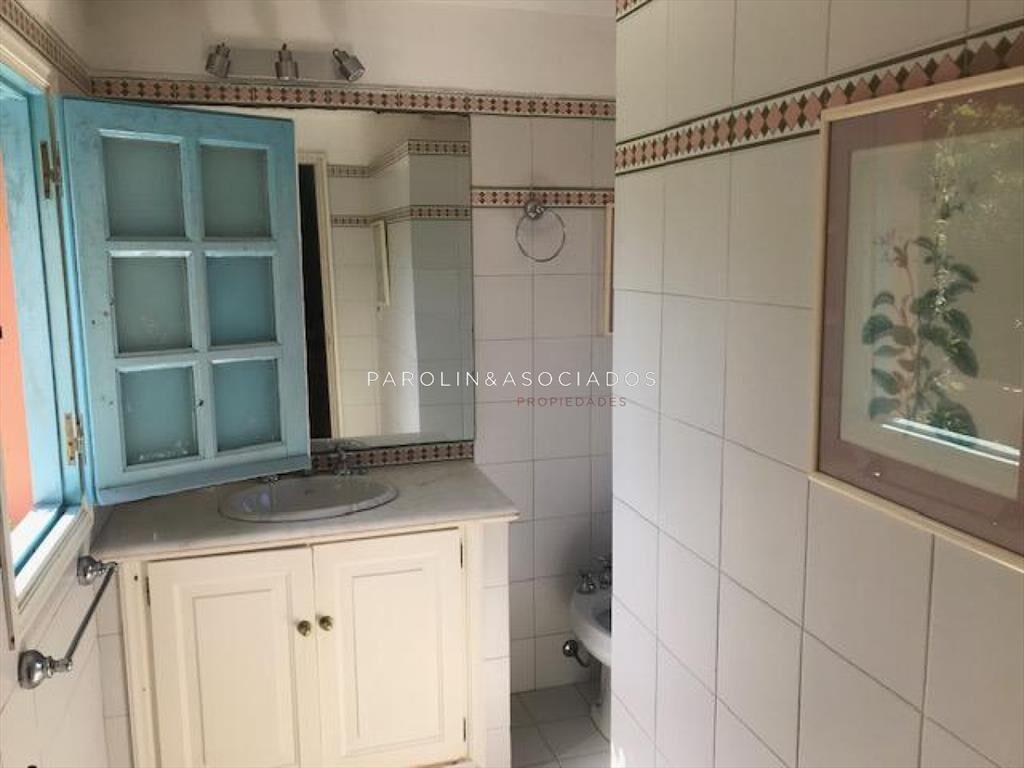 VENTA DE CASA DE 3 DORMITORIOS EN MANANTIALES CON