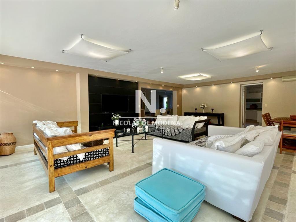 Hermosa casa en venta en Playa brava a cuadra y
