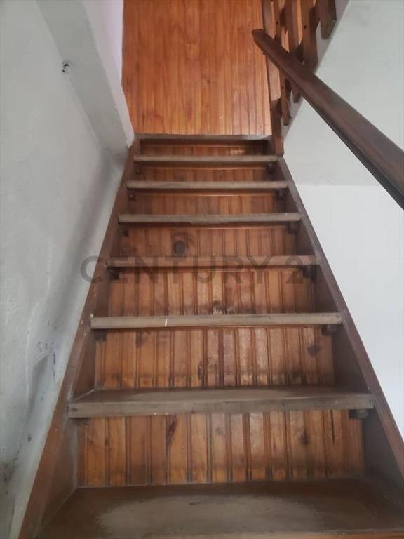 Amplio Galpón con estacionamiento, dos casas y depósito. ...