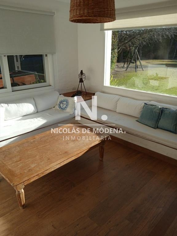 Vende casa de 8 dormitorios en Punta Ballena.