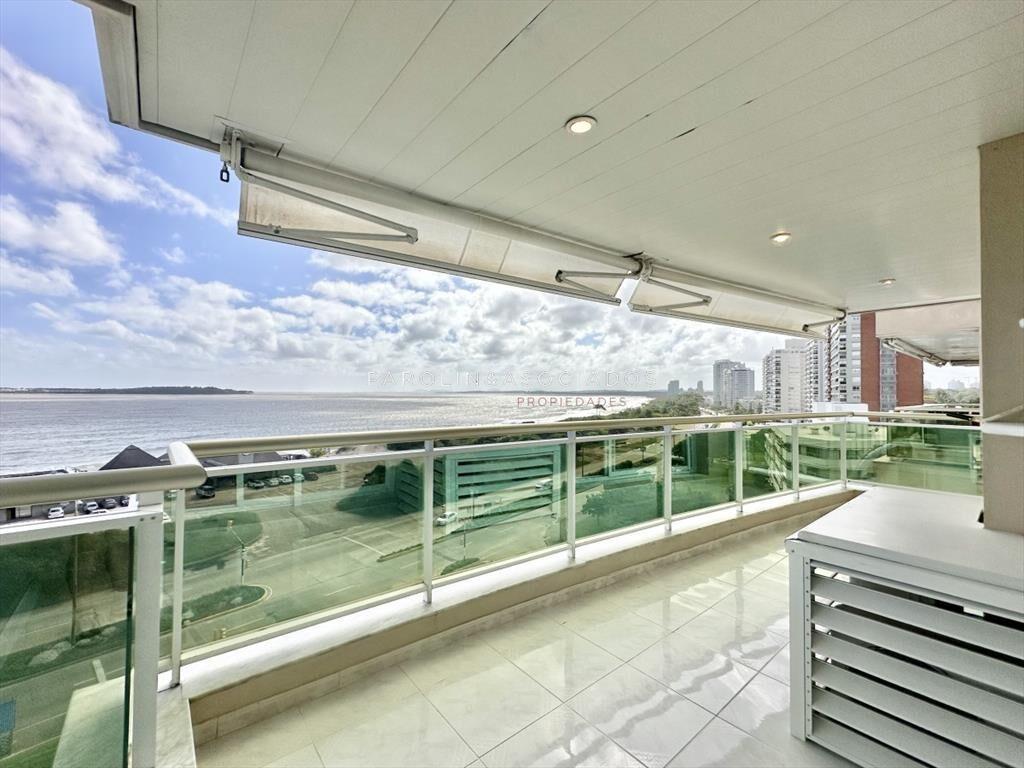Apartamento en venta de 3 dormitorios en primera fila en Co