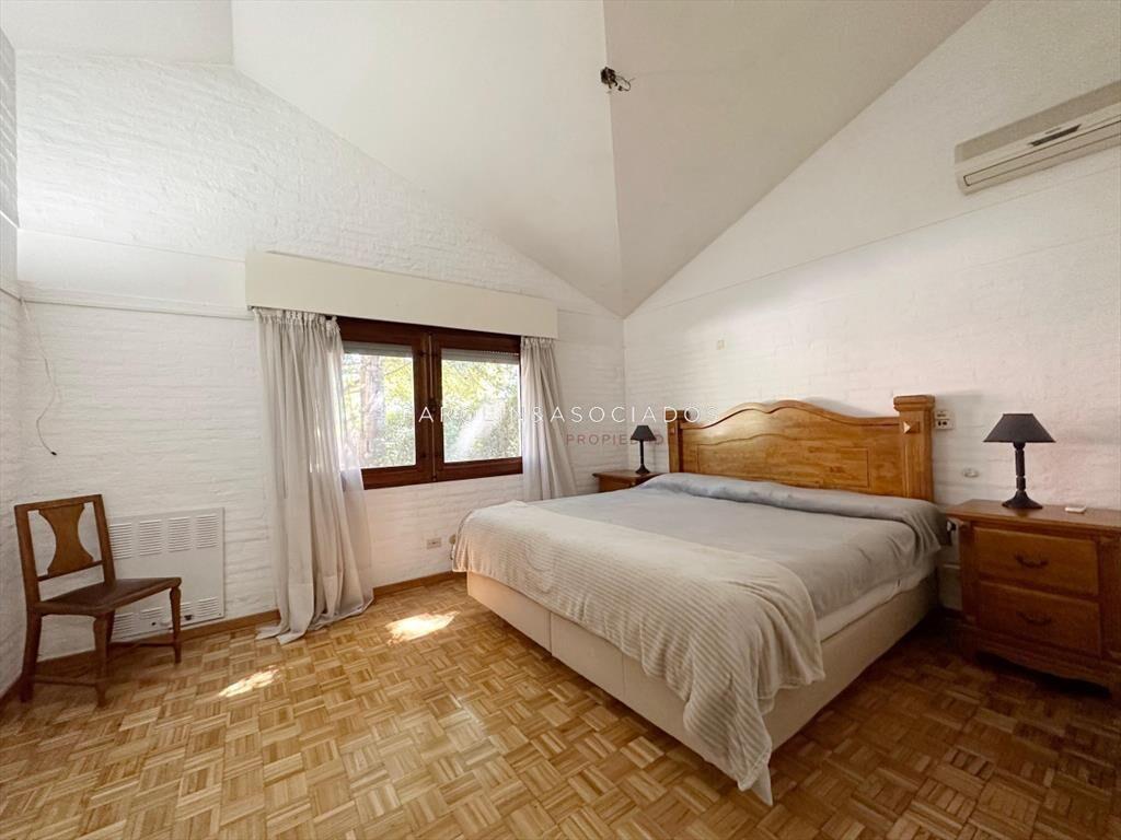 Casa en venta de 4 dormitorios y dependencia de servicio en