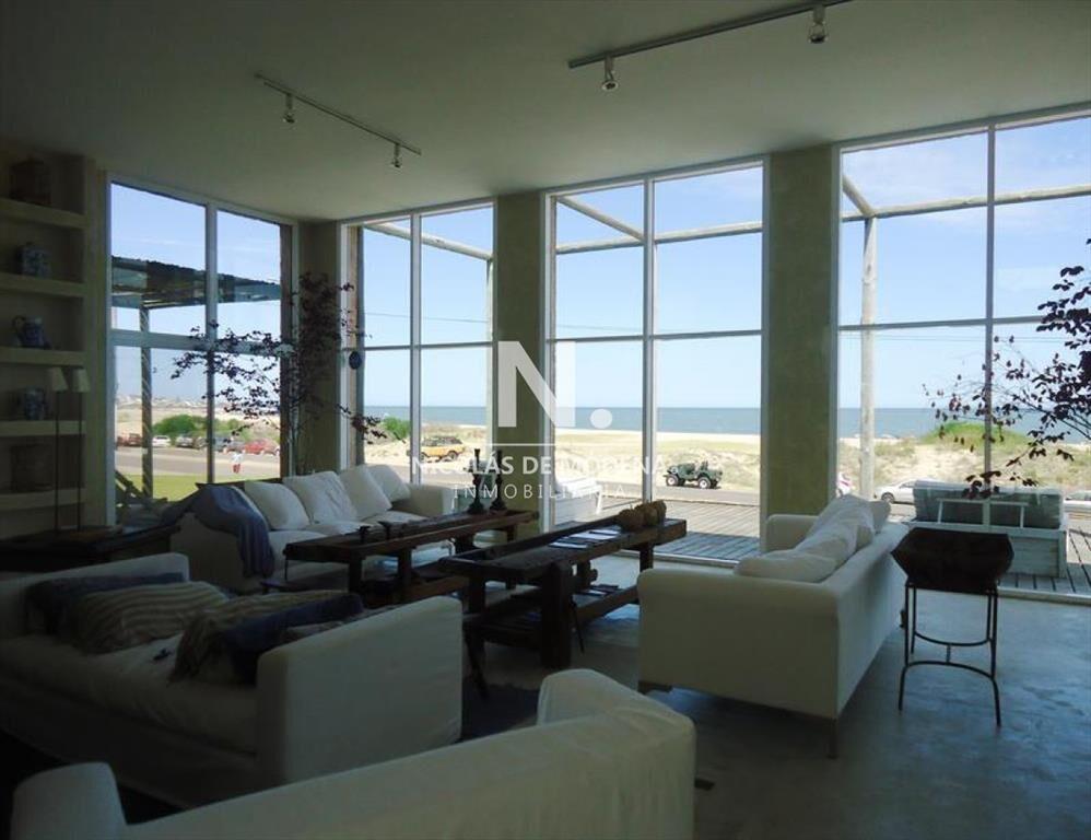 Excelente casa frente al Mar en la zona Montoya de 4 dormit