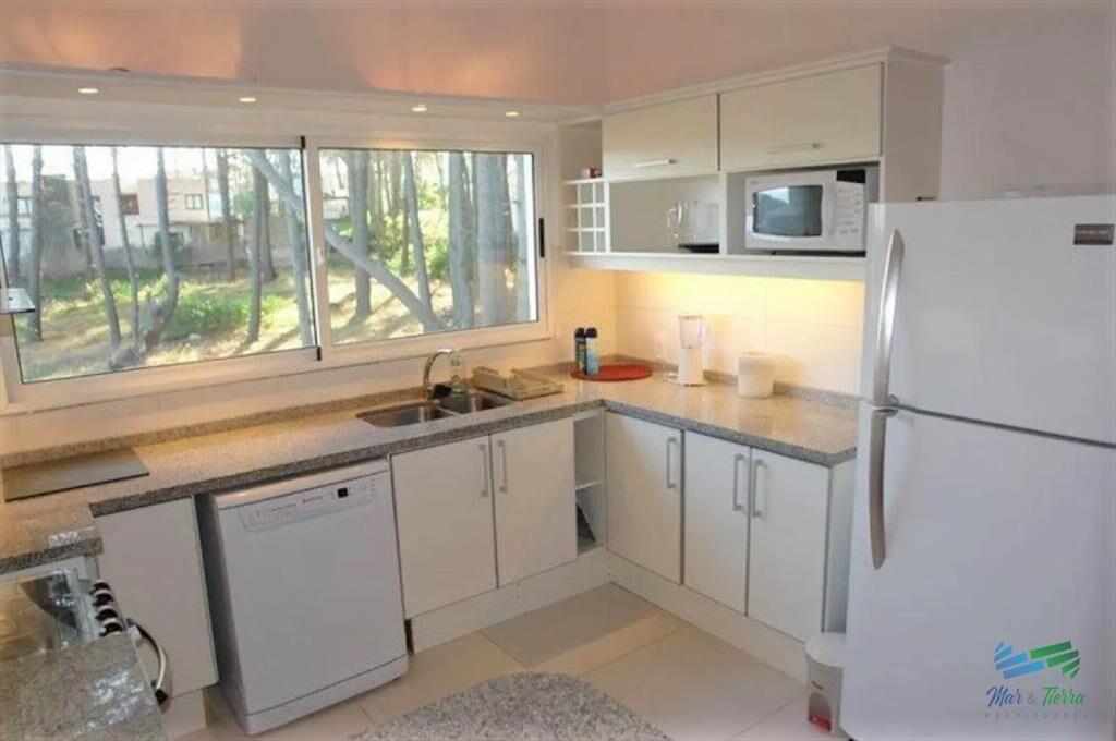 Excelente Casa de 6 Dormitorios y Piscina en La