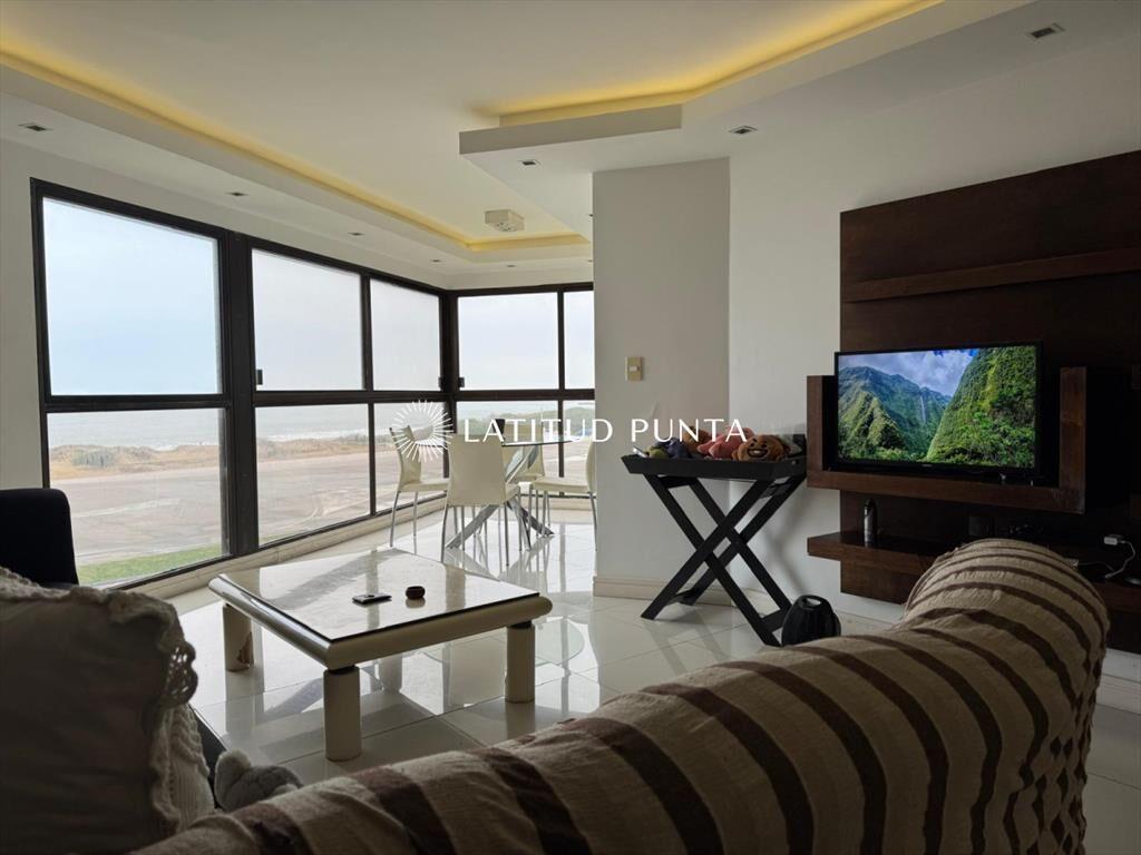 Apartamento frente al mar, 2 dormitorios más dependencia