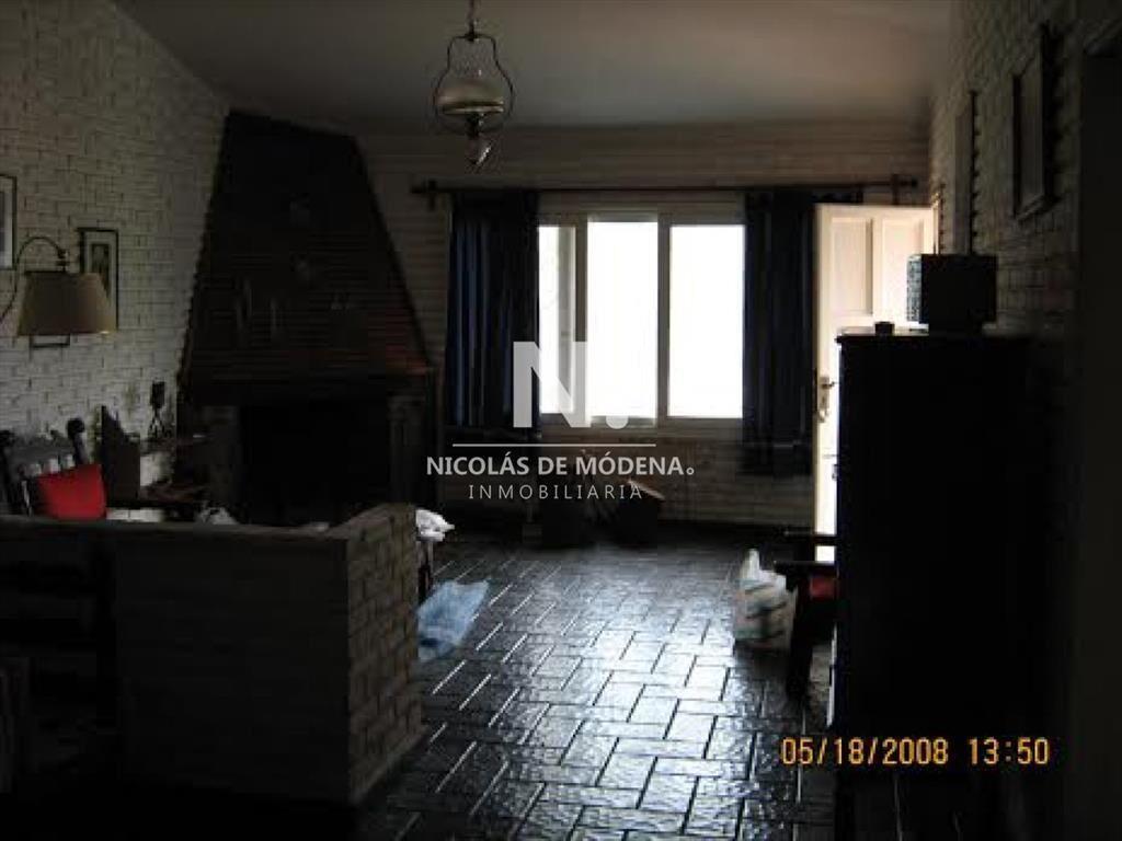 Casa de 3 dormitorios y servicio, cerca de la