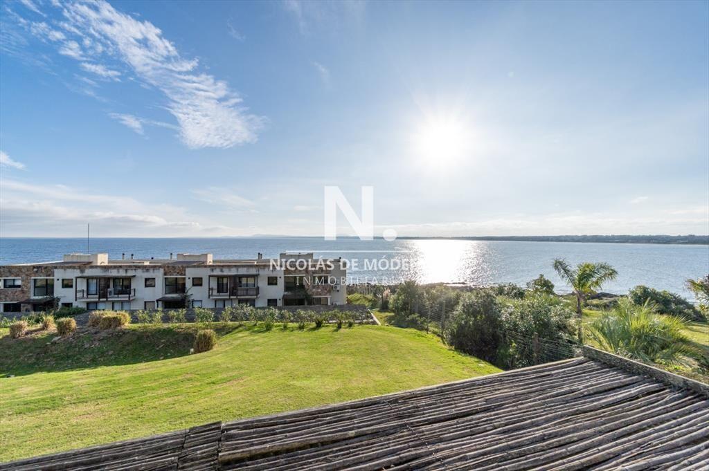 Vende apartamento duplex con vista al mar en