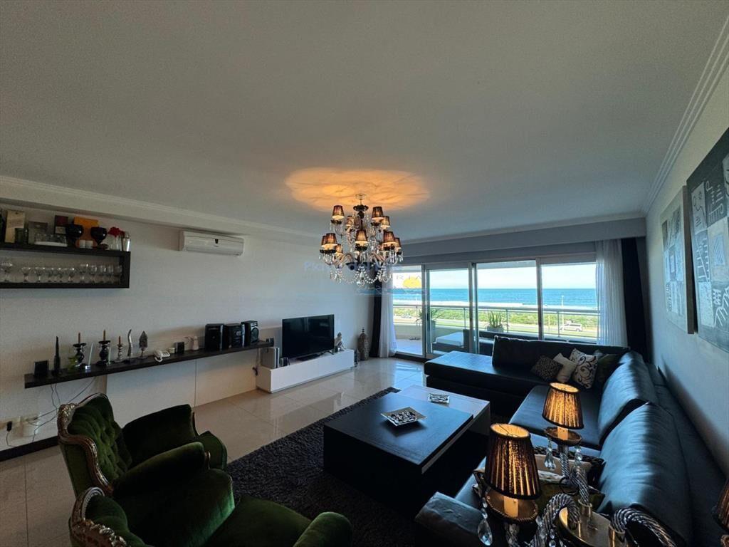 Apartamento en venta de 4 dormitorios en Punta ,