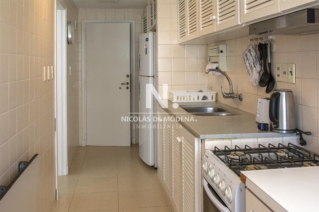 Apartamento de 2 dormitorios con vista al mar en venta en P