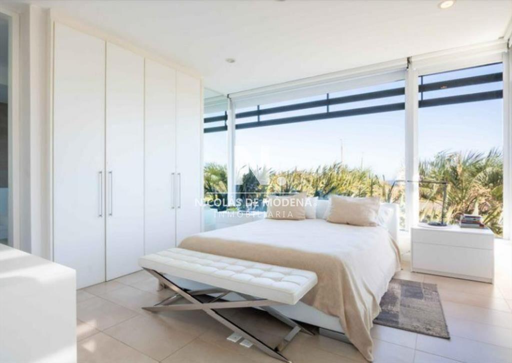 Vende apartamento de 3 dormitorios en Brava Punta