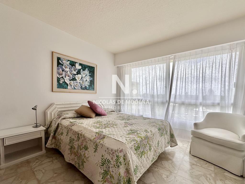 Apartamento de tres dormitorios en venta en Playa