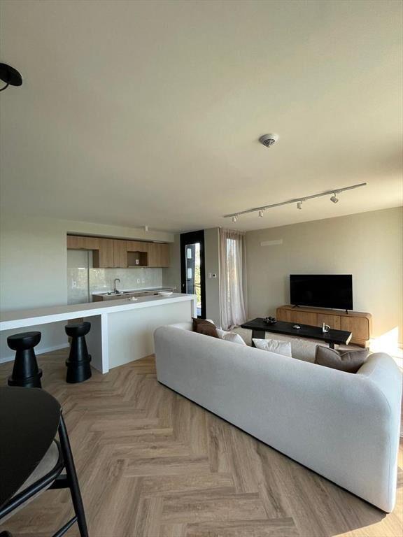Apartamento en venta, 3 dormitorios, vista al lago y parril