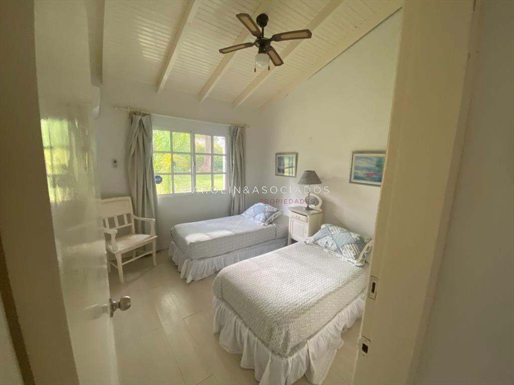 VENTA CASA DE 4 DORMITORIOS BARRIO PRIVADO LA ARBOLADA PUNT
