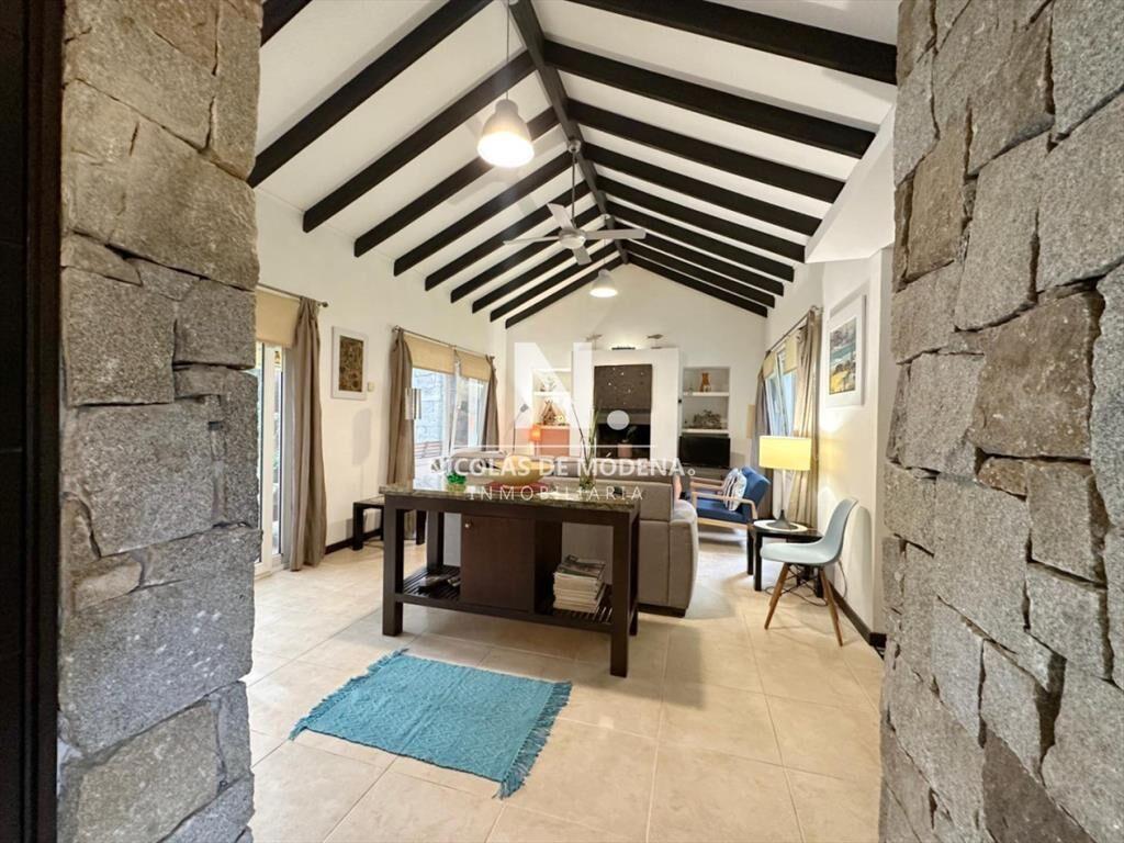 Vende impecable casa de 2 plantas, de 3 en de del