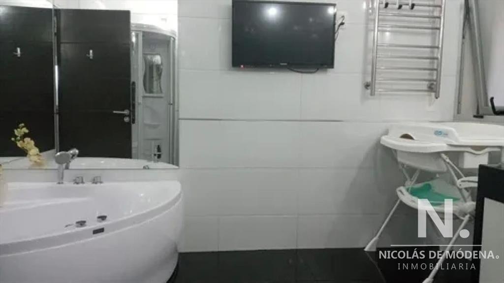 Vendo casa de 4 dormitorios,3 baños y piscina climatizada.