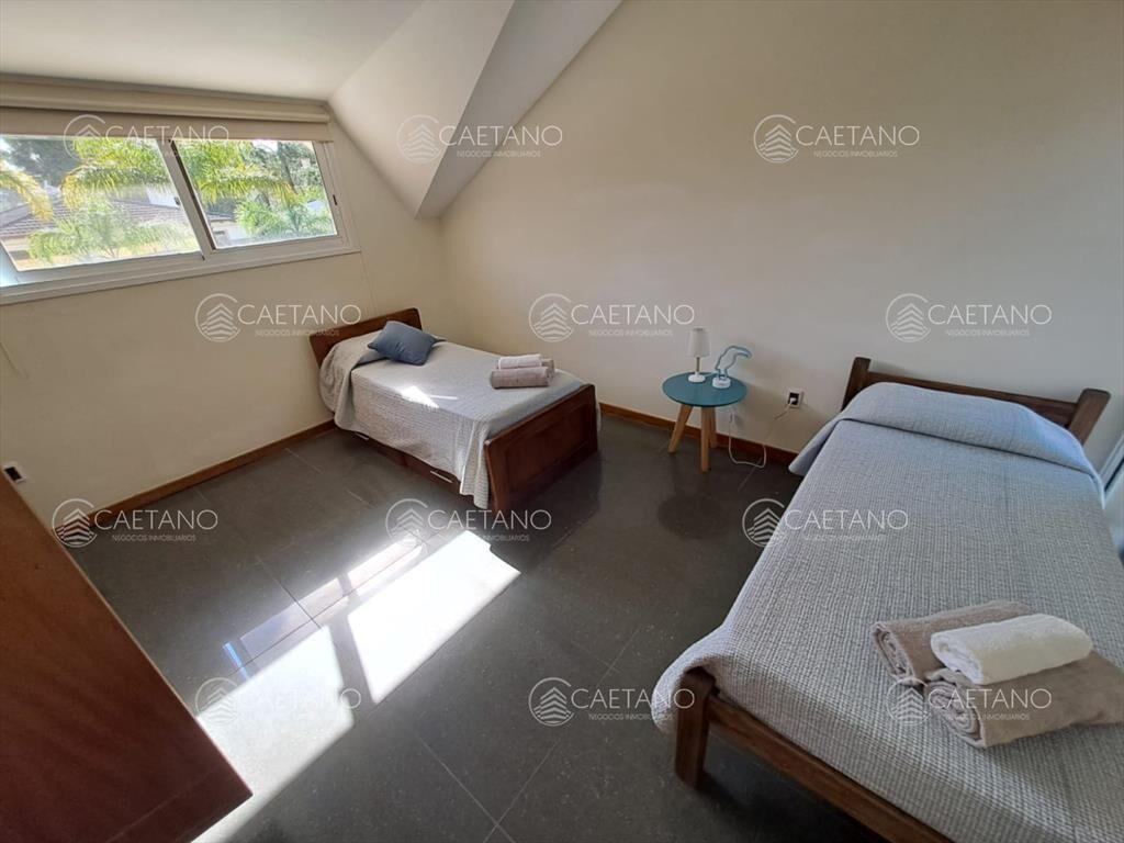 Espaciosa Casa en Barrio Privado de 6 dorm y en