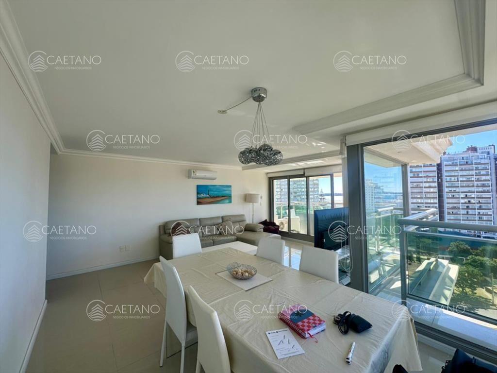 Excelente apartamento en venta en Punta del Este con vista