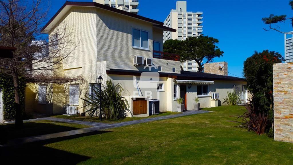Casa 4 DORMITORIOS, playa Mansa - Ref :