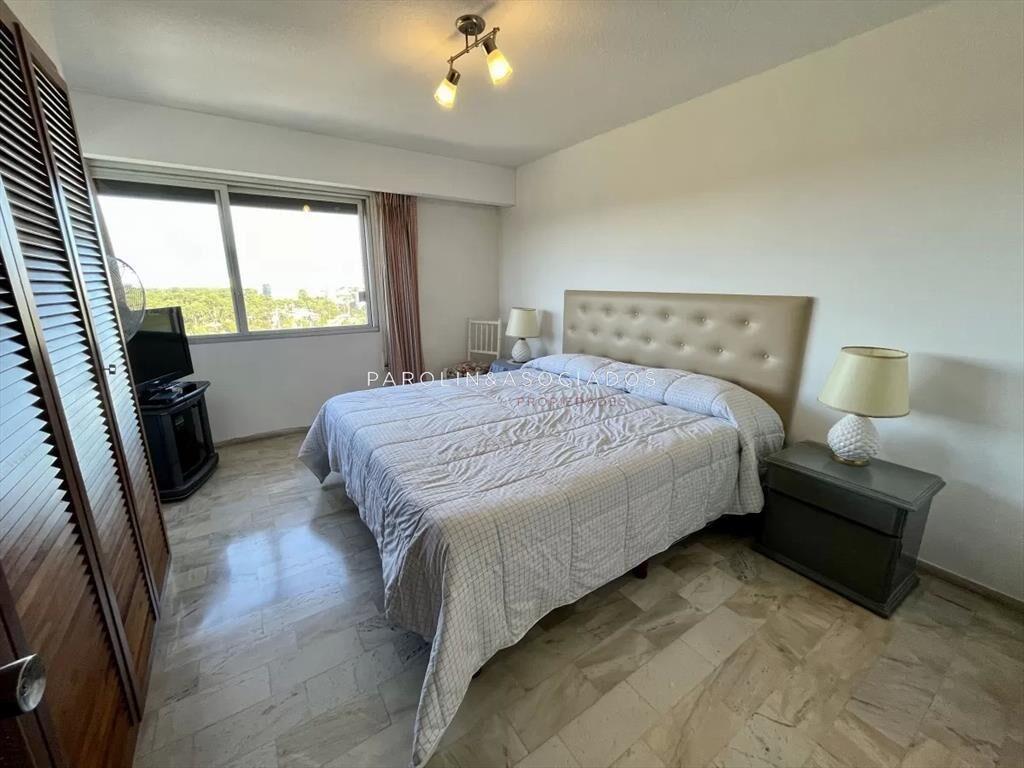 Apartamento en venta de 3 dormitorios en edificio