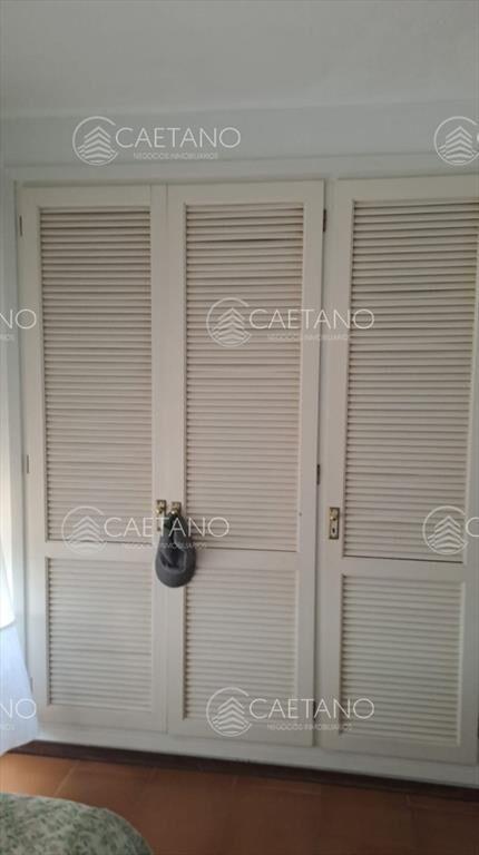 Vende apartamento de 2 dormitorios más servicio