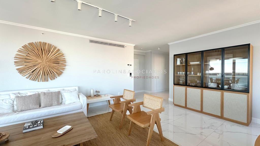 Apartamento en venta en edificio Paramount de 3 +