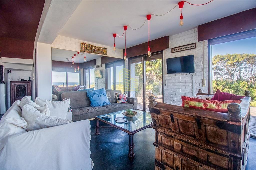 Venta de casa de 4 dormitorios mas dependencia en
