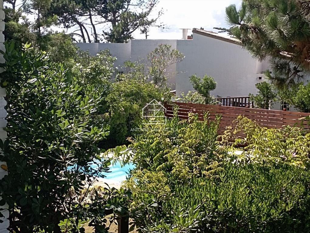 Gran casa reciclada a metros del mar con una del