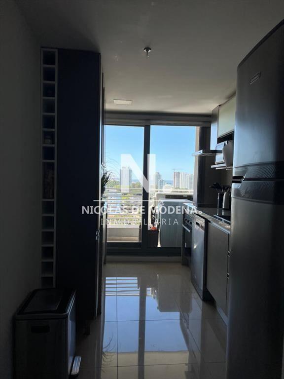 Vende apartamento de 2 dormitorios en suite, con