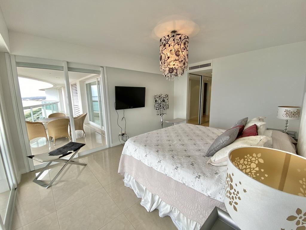ALQUILER ANUAL APARTAMENTO 3 SUITES EN AQUARELA PUNTA DEL E