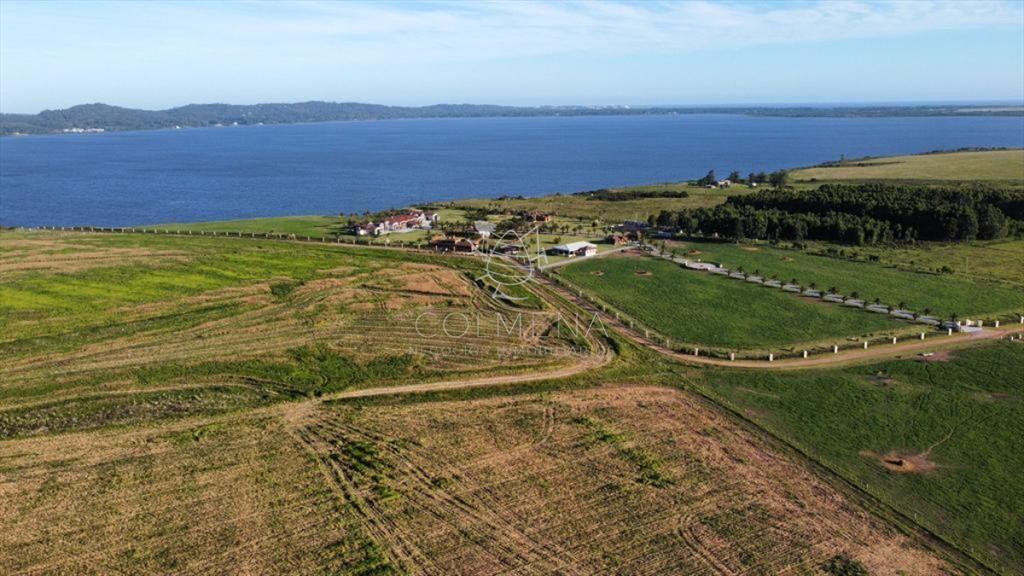 Chacra con frente a laguna.
