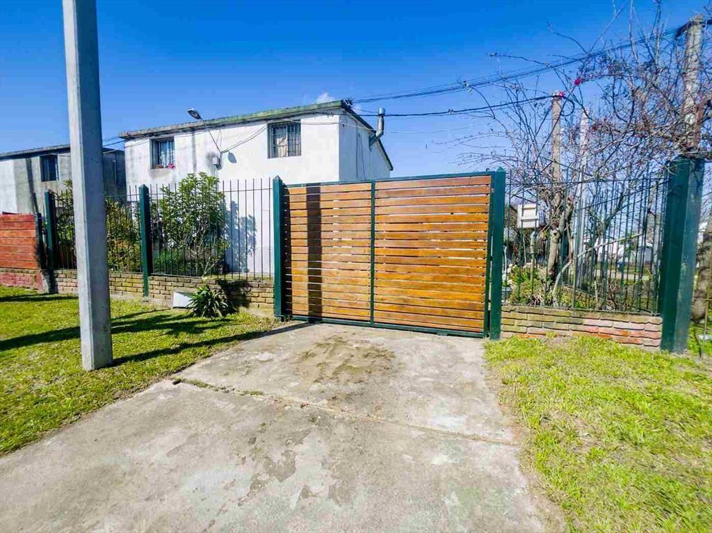 Venta Casa Dúplex + Apartamento al fondo en Pando