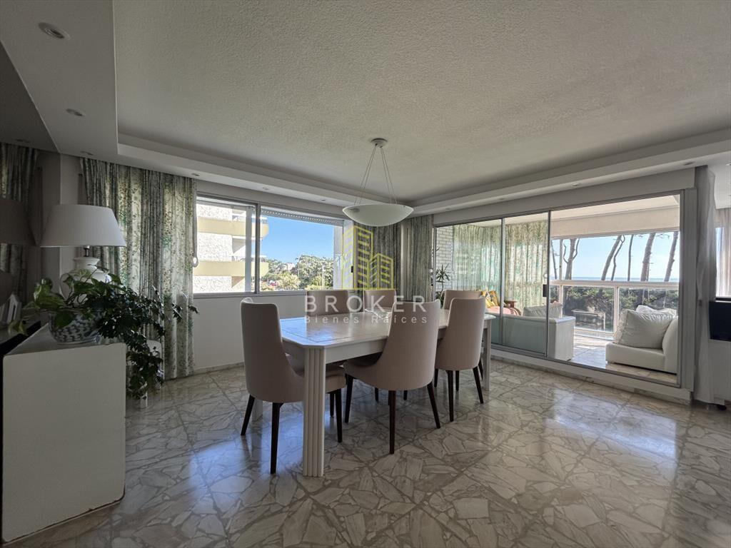 Venta de apartamento primera linea en playa Punta