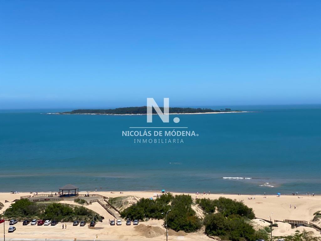 Departamento con vista a playa Masa en venta.