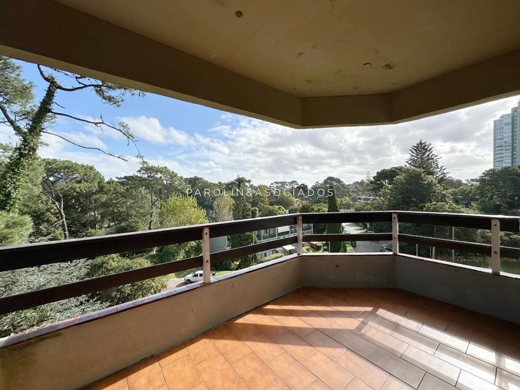 Apartamento de 3 dormitorios y dependencia de en