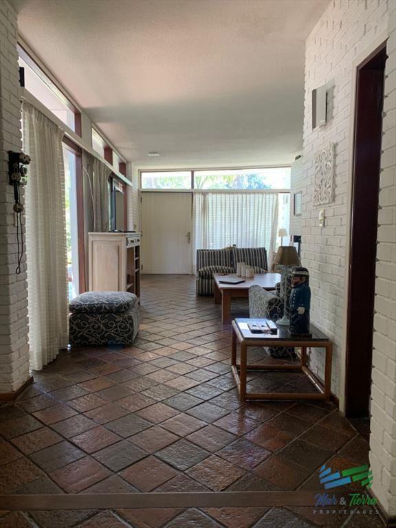 HERMOSA CASA CON MUY BUEN PARQUE EN MANSA