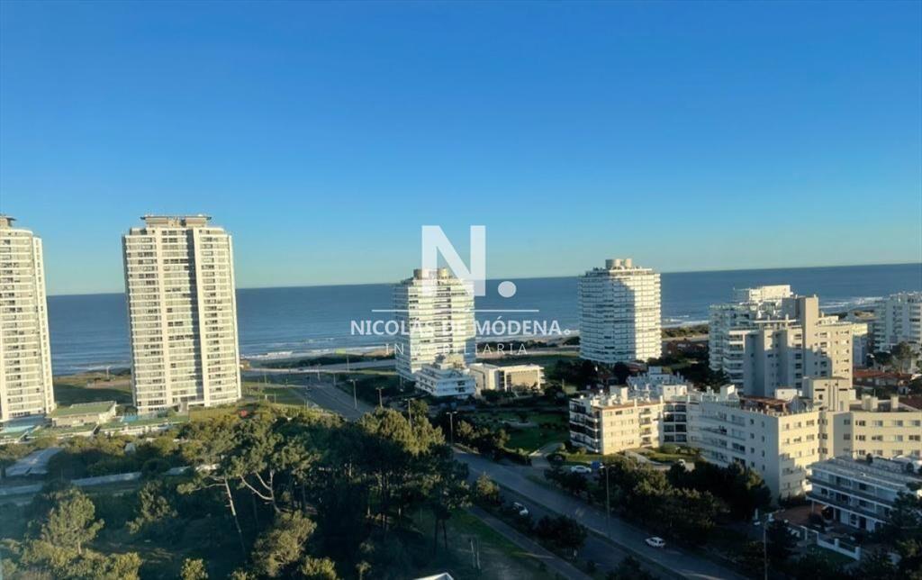 Torre de jerarquia proximo al mar