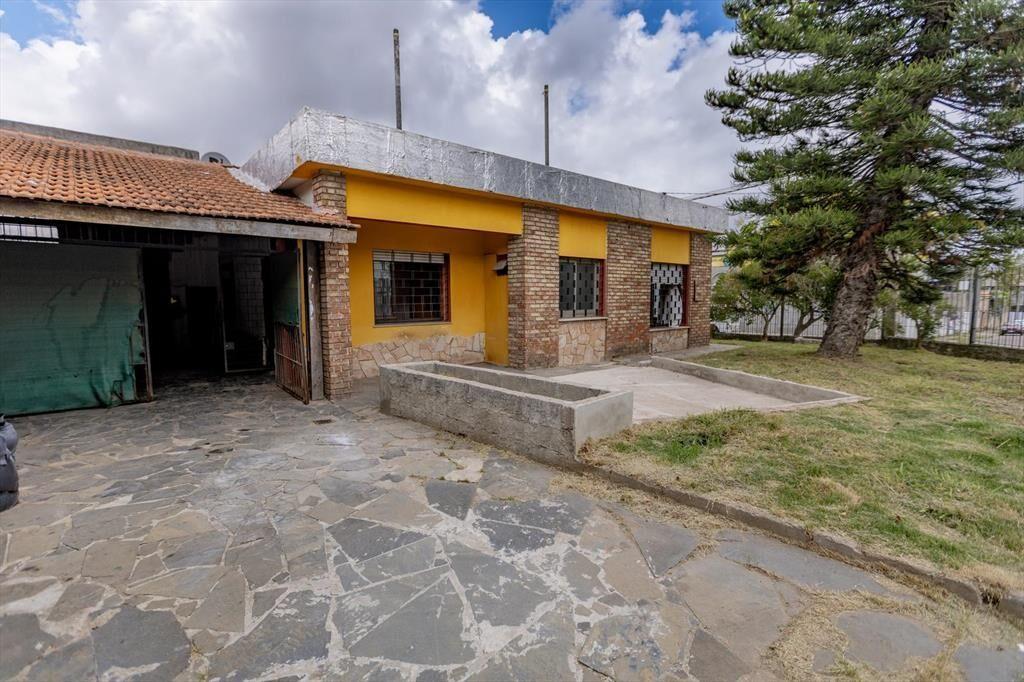 Casa en Esquina en Nuevo París : 2 Dormitorios, Cochera c/P